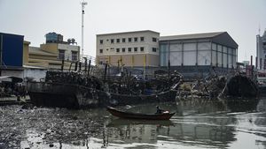 Potret Bangkai Kapal Nelayan Muara Baru yang Terbakar