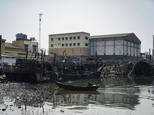 Potret Bangkai Kapal Nelayan Muara Baru yang Terbakar