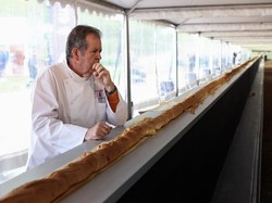 Pemanggang Roti Prancis Pecahkan Rekor Bikin Roti Baguette Terpanjang