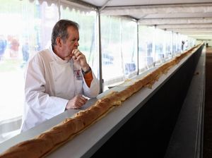 Pemanggang Roti Prancis Pecahkan Rekor Bikin Roti Baguette Terpanjang Pemanggang Roti Prancis Pecahkan Rekor Bikin Roti Baguette Terpanjang