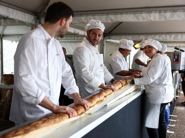 Potret Keseruan Pemecahan Rekor Roti Baguette Terpanjang di Dunia