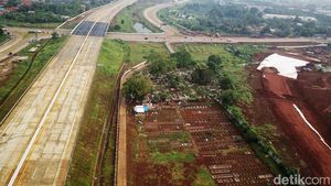 Potret Udara TPU di Pinggir Gerbang Tol Setu Utara 2
