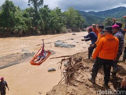 Basarnas Evakuasi 8 Warga Desa Kaili Luwu Terjebak Banjir dengan Flying Fox