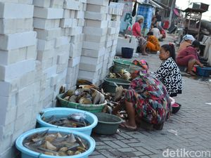 Menilik Geliat Perekonomian Warga Pesisir Pantai Surabaya Menilik Geliat Perekonomian Warga Pesisir Pantai Surabaya