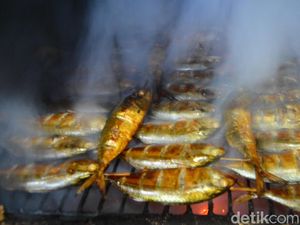 Sedap! Ini Proses Pembuatan Ikan Asap di Sentra Ikan Bulak Surabaya