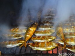 Sedap! Ini Proses Pembuatan Ikan Asap di Sentra Ikan Bulak Surabaya