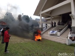 Mahasiswa Tasikmalaya Demo di DPRD Soroti Masalah Pendidikan