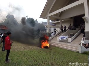 Mahasiswa Tasikmalaya Demo di DPRD Soroti Masalah Pendidikan Mahasiswa Tasikmalaya Demo di DPRD Soroti Masalah Pendidikan