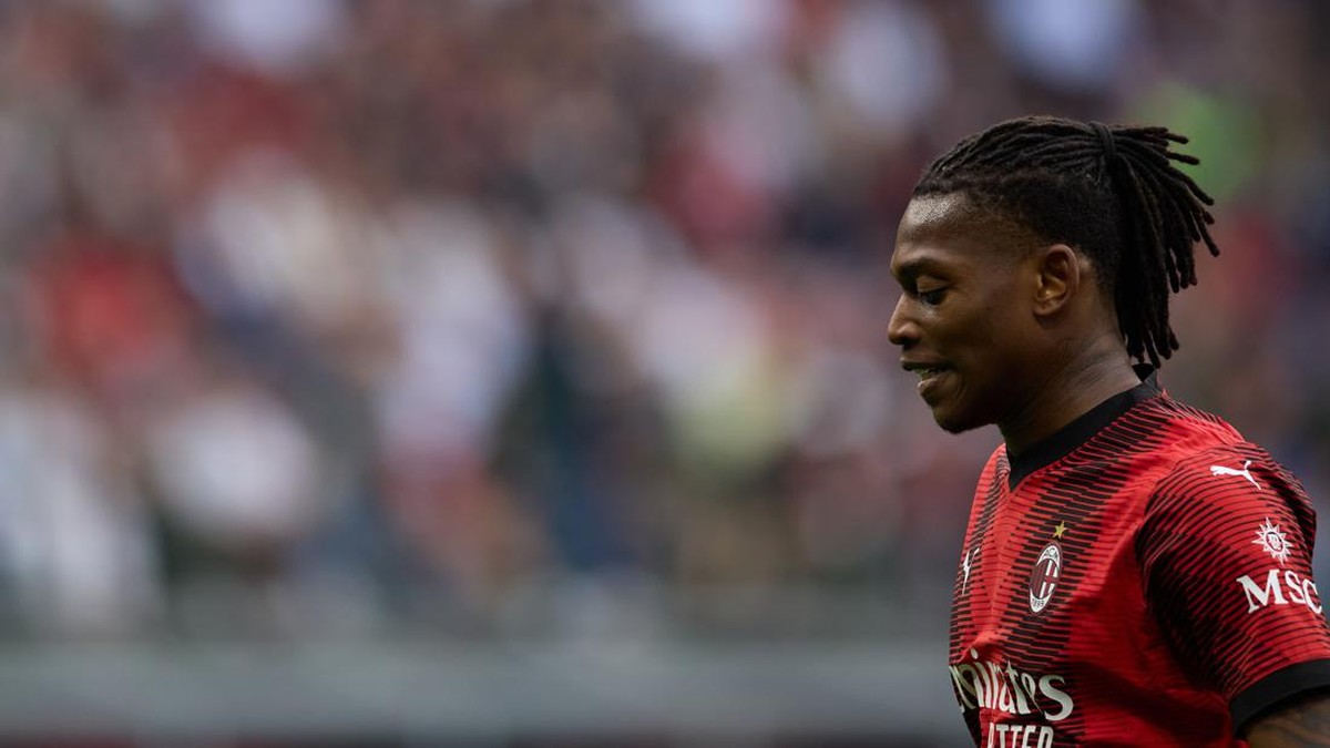 Aksi Rafael Leao di laga AC Milan vs Genoa di Serie A. (Foto: Francesco Scaccianoce/Getty Images)