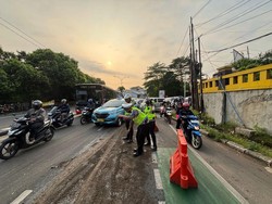 Oli Tumpah di Jalan Juanda Depok, Sempat Bikin Lalin Tersendat