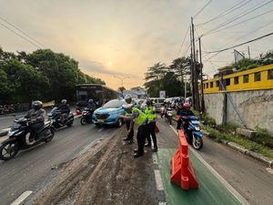 Oli Tumpah di Jalan Juanda Depok, Sempat Bikin Lalin Tersendat Oli Tumpah di Jalan Juanda Depok, Sempat Bikin Lalin Tersendat