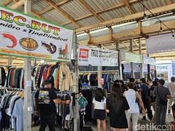 Antusiasnya Warga Berburu Pakaian Bekas di Ajang Bali Thrifting