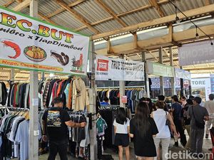 Antusiasnya Warga Berburu Pakaian Bekas di Ajang Bali Thrifting Antusiasnya Warga Berburu Pakaian Bekas di Ajang Bali Thrifting