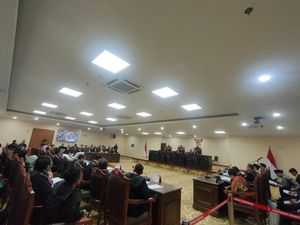 Hakim MK Tertawa Saat Pengacara PPP Mau Bacakan Halaman yang Tak Ada
