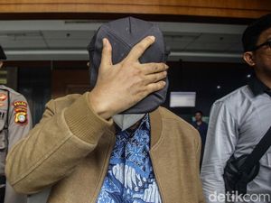 Sidang Perdana, Hakim Agung Gazalba Saleh Tutup Muka