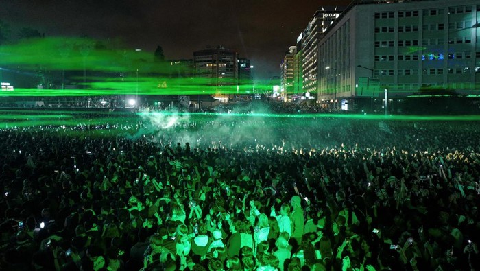 Sporting Juara Liga Portugal, Pesta Meriah Digelar di Lisbon Sporting CP team celebrates with their supporters after winning the Portuguese League, in Lisbon, Portugal, May 6, 2024. REUTERS/Pedro Nunes