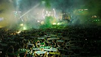 Suporter Sporting CP merayakan kemenangan timnya setelah menjuarai Liga Portugal, di Lisbon, Portugal, 6 Mei 2024. 