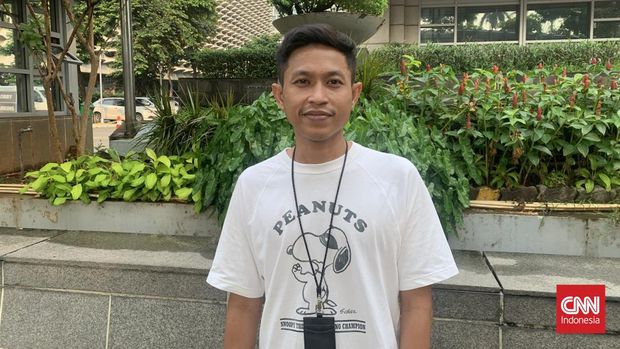 Rafi (31), salah seorang pekerja asal Kebon Jeruk, Jakarta Barat ini merasa bahwa urgensi untuk menegaskan batas usia pengemudi kendaraan masih dinilai lebih penting ketimbang harus membatasi usia kendaraan.