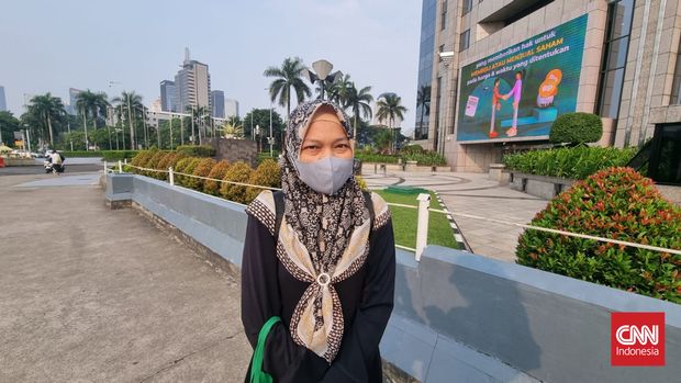 Dahlena (45) yang merupakan seorang pekerja di daerah Sudirman, Jakarta Pusat berpendapat agar pemerintah memberlakukan pembagian giliran masuk kerja atau sif untuk mengurangi tingkat kemacetan dan polusi akibat kendaraan.