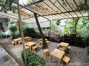 Hidden Gem! Ngopi yang Bikin Betah Dekat Aliran Cikapundung