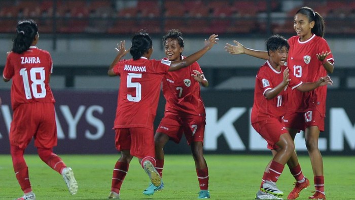 Timnas Indonesia Putri U-17 musuh Filipina Pesepak bola Timnas Indonesia Putri U-17 menyanyikan lagu Indonesia Raya sebelum pertarungan Grup A Piala Asia Putri U-17 2024 melawan Timnas Filipina Putri U-17 di Stadion Kapten I Wayan Dipta Gianyar, Bali, Senin (6/5/2024). ANTARA FOTO/Fikri Yusuf/Spt.