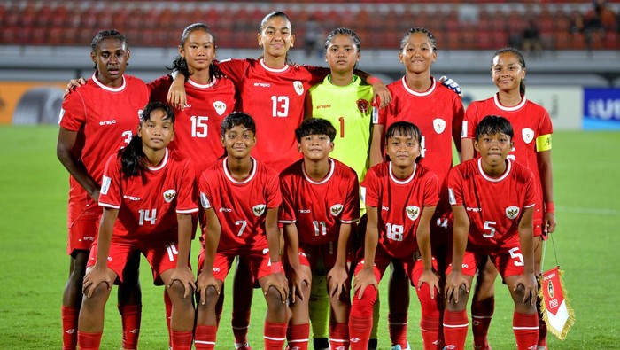 Pesepak bola Timnas Indonesia Putri U-17 menyanyikan lagu Indonesia Raya sebelum pertandingan Grup A Piala Asia Putri U-17 2024 melawan Timnas Filipina Putri U-17 di Stadion Kapten I Wayan Dipta Gianyar, Bali, Senin (6/5/2024). ANTARA FOTO/Fikri Yusuf/Spt.