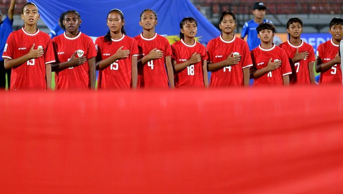 Pesepak bola Timnas Indonesia Putri U-17 menyanyikan lagu Indonesia Raya sebelum pertandingan Grup A Piala Asia Putri U-17 2024 melawan Timnas Filipina Putri U-17 di Stadion Kapten I Wayan Dipta Gianyar, Bali, Senin (6/5/2024). ANTARA FOTO/Fikri Yusuf/Spt.