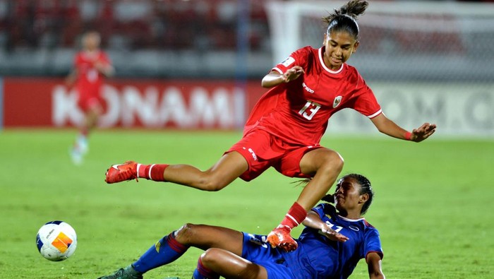 Pesepak bola Timnas Indonesia Putri U-17 menyanyikan lagu Indonesia Raya sebelum pertandingan Grup A Piala Asia Putri U-17 2024 melawan Timnas Filipina Putri U-17 di Stadion Kapten I Wayan Dipta Gianyar, Bali, Senin (6/5/2024). ANTARA FOTO/Fikri Yusuf/Spt.