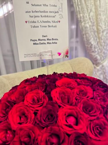 Trisha Pamer Dapat Hadiah Ini dari Ferdy Sambo dan PC Saat Wisuda