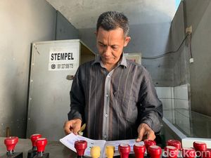 Tukang Stempel Banjarnegara Naik Haji Bareng Istri, Nabungnya 26 Tahun