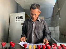 Tukang Stempel Banjarnegara Naik Haji Bareng Istri, Nabungnya 26 Tahun