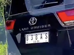 Land Cruiser Pelat B3BAS Berstrobo Lewat Bahu Jalan Terdaftar Atas Nama Perusahaan