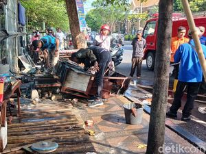 Warung PKL Depan GOR Pasuruan Ludes Terbakar