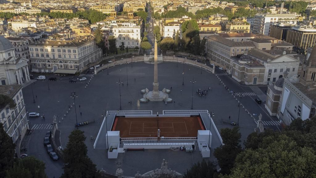 Wow.. Ada Lapangan Tenis di Alun-alun Italia Wow.. Ada Lapangan Tenis di Alun-alun Italia