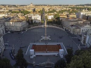Wow.. Ada Lapangan Tenis di Alun-alun Italia Wow.. Ada Lapangan Tenis di Alun-alun Italia