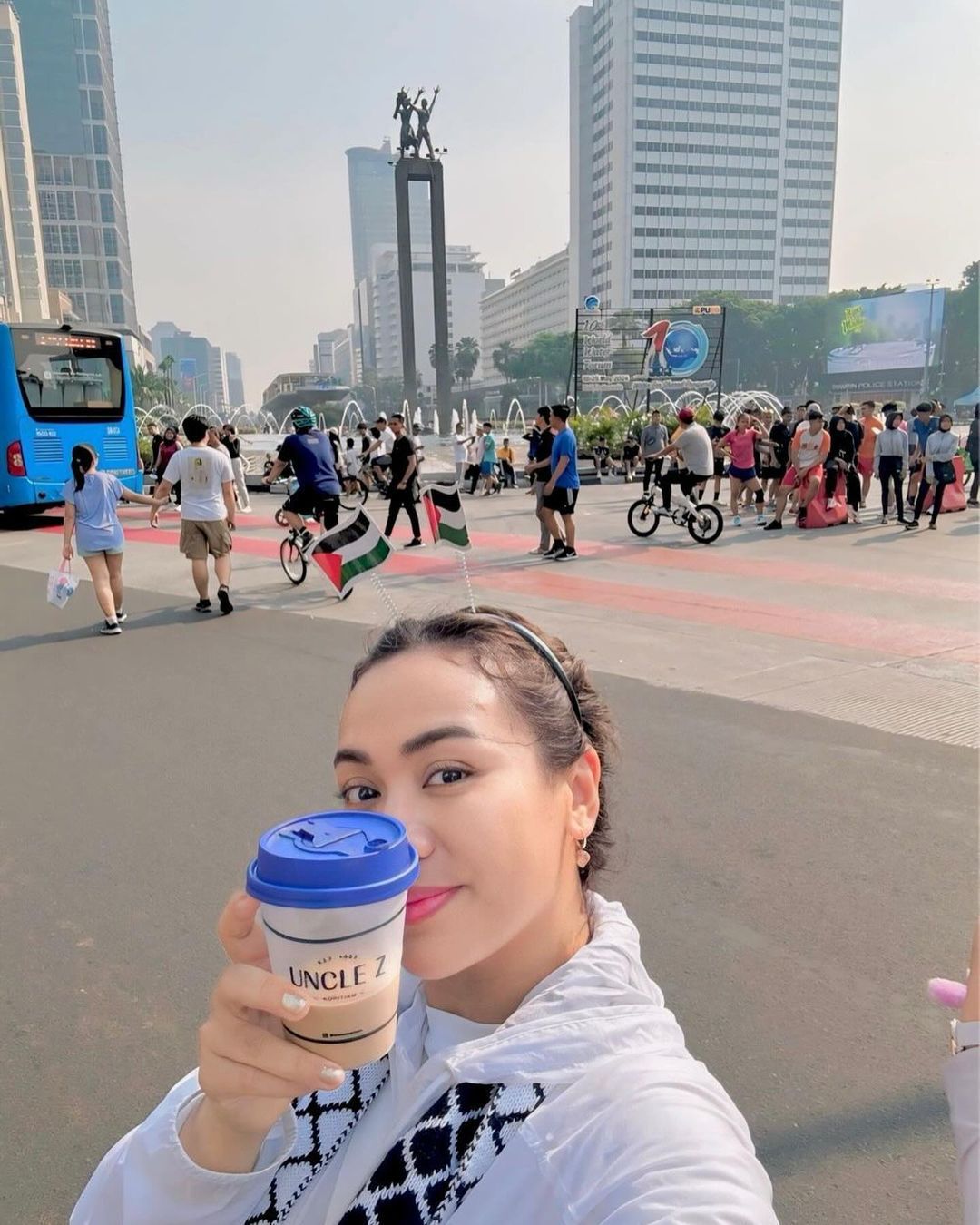 Zita Anjani bagi-bagi kopi usai dihujat gegara unggah foto Starbucks di Makkah
