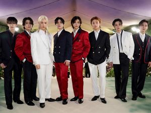 8 Gaya Personel Stray Kids Bak Pangeran, Grup KPop Pertama di MET Gala 2024