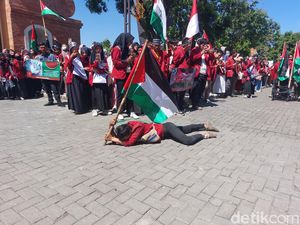 Teatrikal Kekejaman Israel Warnai Aksi Bela Pelastina di Cirebon Teatrikal Kekejaman Israel Warnai Aksi Bela Pelastina di Cirebon