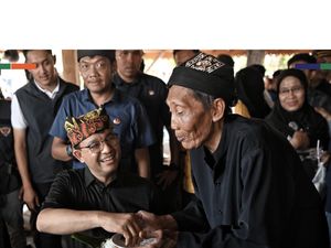 Anies Baswedan Ultah ke-55, Intip Lagi Momennya Kulineran Bareng Warga Anies Baswedan Ultah ke-55, Intip Lagi Momennya Kulineran Bareng Warga