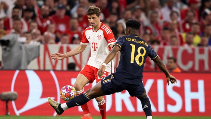 MUNICH, GERMANY - APRIL 30: Aurelien Tchouameni of Real Madrid vies with Thomas Mueller of Bayern Muenchen during the UEFA Champions League semi-final first leg match between FC Bayern München and Real Madrid at Allianz Arena on April 30, 2024 in Munich, Germany. (Photo by Stefan Matzke - sampics/Getty Images)