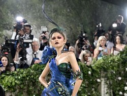 Menolak Pinjam dari Desainer, Zendaya Beli 2 Gaun untuk Penampilan Met Gala