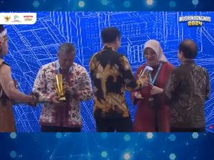 Bupati Banyuwangi Terima Penghargaan Pembangunan Daerah dari Presiden Jokowi Bupati Banyuwangi Terima Penghargaan Pembangunan Daerah dari Presiden Jokowi