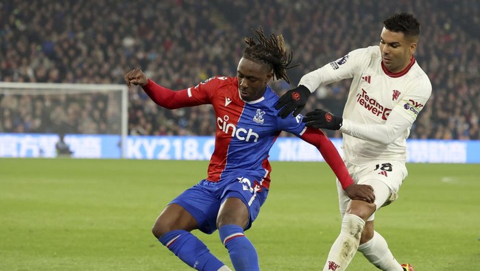 Crystal Palaces Eberechi Eze, left, challenges for the ball with Manchester Uniteds Casemiro during the English Premier League soccer match between Crystal Palace and Manchester United at Selhurst Park stadium in London, England, Monday, May 6, 2024. (AP Photo/Ian Walton)