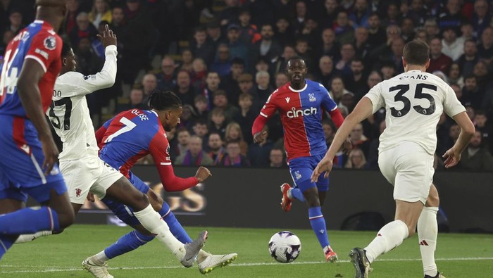 Crystal Palaces Michael Olise, centre, scores his sides opening goal during the English Premier League soccer match between Crystal Palace and Manchester United at Selhurst Park stadium in London, England, Monday, May 6, 2024. (AP Photo/Ian Walton)