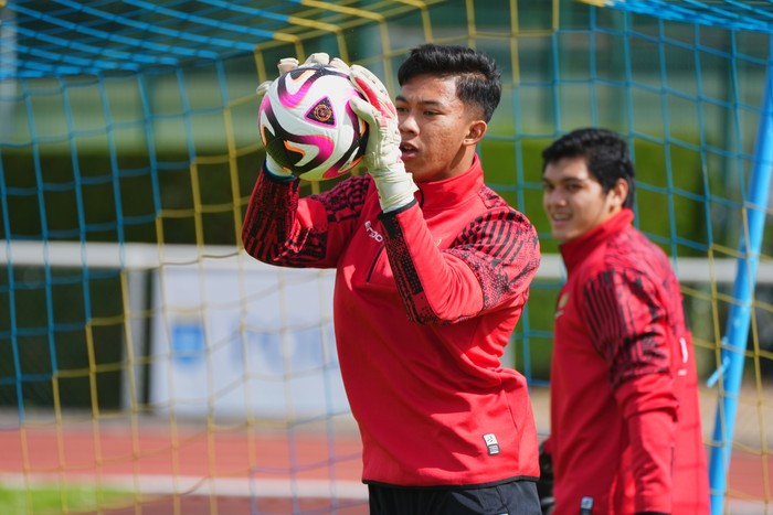 Timnas Indonesia U-23 menjalani latihan di Stade Leo Lagrange, Paris, Prancis, menjelang laga melawan Guinea. Tampak kiper Daffa Fasya dan Adi Satryo.