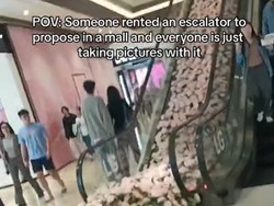 Viral Eskalator Mall Didekorasi Penuh Bunga, Dikira Disewa Buat Lamaran