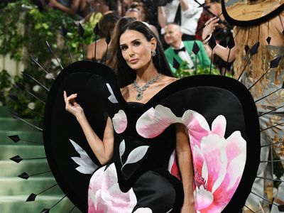 7 Foto Demi Moore Tampil Memesona di Usia 61 Pakai Gaun Daur Ulang
