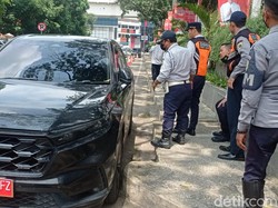 Kendaraan Parkir Liar di Area Kantor Gubernur Sumsel Ditertibkan