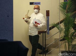 Ditetapkan Tersangka, Eks Dirut Taspen Bawa Sate Usai Diperiksa KPK