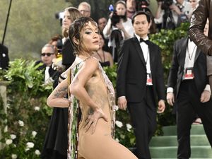 Rita Ora Bawa Tren Naked Dress ke MET Gala 2024, Dihiasi Rumbai Zaman Purba Rita Ora Bawa Tren Naked Dress ke MET Gala 2024, Dihiasi Rumbai Zaman Purba